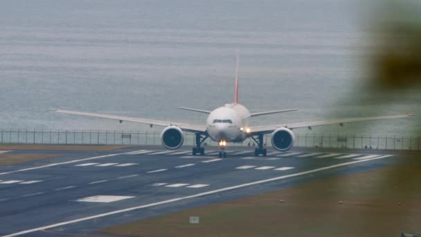 Phuket Thailand Februar 2023 Boeing 777 Emirates Start Der Landebahn — Stockvideo