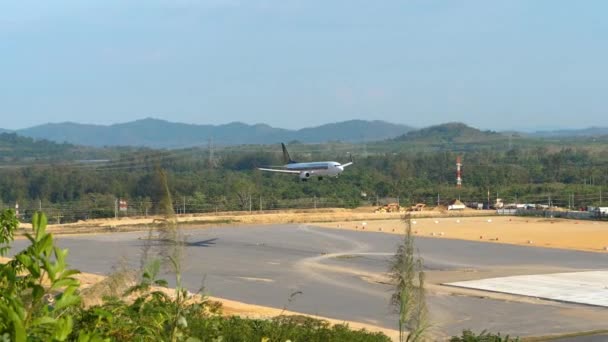 Phuket Thailand February 2023 싱가포르 항공의 737 여객기가 공항에 착륙하고 — 비디오