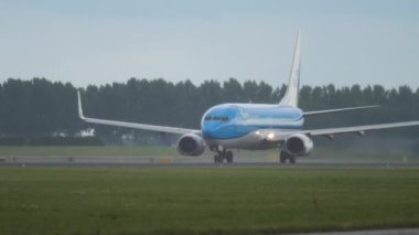 AMSTERDAM, NETHERLANDS - 24 Temmuz 2017: Boeing 737, KLM PH-BXW Amsterdam Havaalanı, yan görüş. KLM uçağı kalkıyor. Uçak hızı ayarlandı. Turizm ve seyahat kavramı