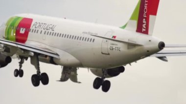 AMSTERDAM, NETHERLANDS - 24 Temmuz 2017: Airbus A319, TAP Air Portugal Havalimanı CS-TTC kalkışı. Jet uçağı kalkıyor. Uçak kalkıyor. Turizm ve seyahat kavramı