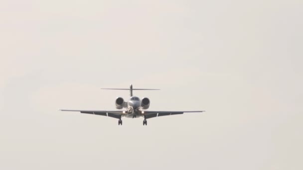 Rekaman Pemilik Pribadi Mendekati Pendaratan Jet Bisnis Terbang Siluet Pesawat — Stok Video