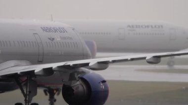 MOSCOW, Rusya Federasyonu - 28 Temmuz 2021: Sheremetyevo havaalanı pistinde Aeroflot 'un ticari uçakları. Yolcu uçağı kalkıyor