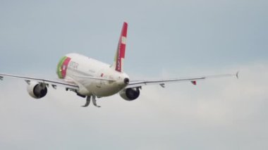 AMSTERDAM, NETHERLANDS - 24 Temmuz 2017: Ticari jet uçağı Airbus A319, TAP Air Portugal kalkışı CS-TTC, Schiphol Havalimanı 'na tırmanıyor. Jet iniş takımlarını kapatıyor. Uçak ayrılıyor.