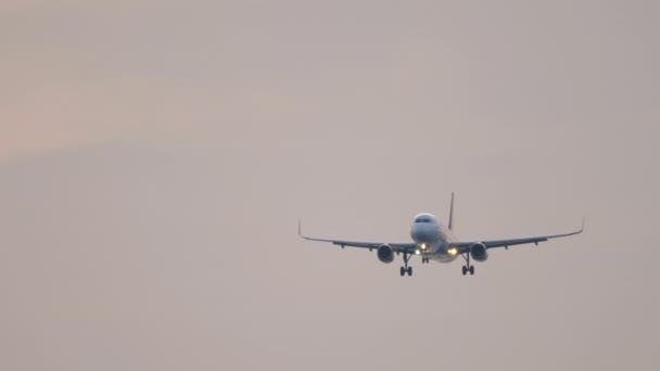Letadlo Tryskáče Jasné Obloze Západu Slunce Blíží Přistání Silueta Letadla — Stock video