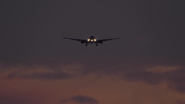 Avión Reacción Acercándose Tierra Silueta Noche Avión Volando Con Faros — Vídeo de stock