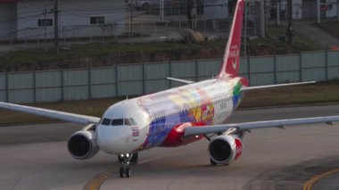 PHUKET, THAILAND - 11 Şubat 2023: Jet uçağı Airbus A320, AirAsia 'nın HS-BBBR Yeni Bölümler Phuket Havaalanı' nda taksicilik yapıyor. Asya 'da ucuz havayolu. Pistteki yolcu uçuşu