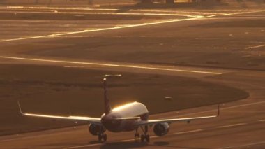 PHUKET, THAILAND - 11 Şubat 2023: Jet uçağı AirAsia 'nın gün batımında arka planda havalanarak havalanmasının sinematik görüntüleri. Asya düşük maliyetli havayolu