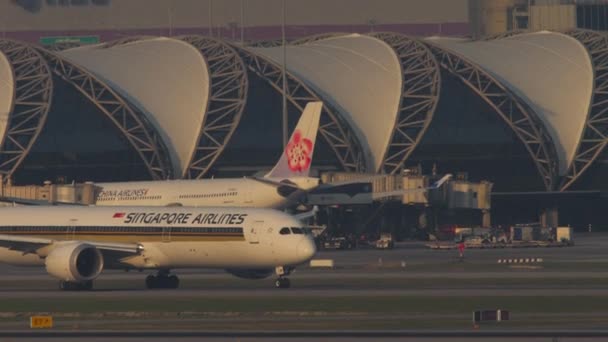 Bangkok Thailand Março 2023 Avião Passageiros Singapore Airlines Taxiing Aeroporto — Vídeo de Stock