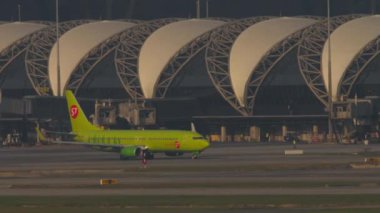 BANGKOK, THAILAND - 01 Mart 2023: Boeing 737, S7 Airlines 'dan RA-73667 Suvarnabhumi Havaalanı önlüğü, Bangkok. Turizm ve seyahat kavramı