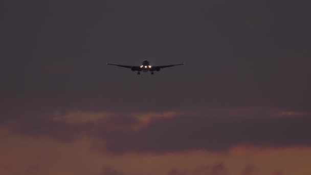 Avión Reacción Acercándose Tierra Silueta Noche Avión Vuela Con Los — Vídeo de stock