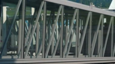 MOSCOW, Rusya Federasyonu - 28 Temmuz 2021: Teleskopik iskele, kol, havaalanındaki uçaktaki Aerobridge. Uçağa binen yolcular havaalanının çıkış kapısı terminalinde uçağa binecekler.