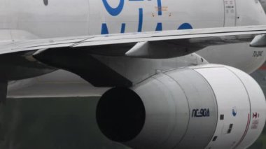 MOSCOW, Rusya Federasyonu - 28 Temmuz 2021: Kargo uçağı Tupolev Tu-204 Aviastar ile Cai Niao Livery taksicilik ve Sheremetyevo 'ya dönüş. Yakın plan, uçak motoru, uçak kanadı.