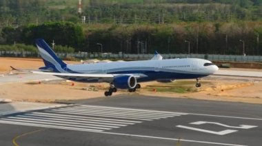 PHUKET, THAILAND - 11 Şubat 2023: Phuket havaalanına gelen bir ticari uçağın orta büyüklükte görüntüsü. Yolcu inişi, yan görüş. Sunclass Havayolları Danimarka charter Havayolları