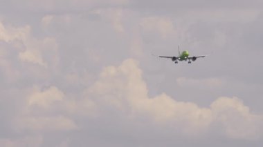 İniş için yolcu uçağı yaklaşıyor. Tanımlanamayan yeşil üniformalı uçak iniyor.