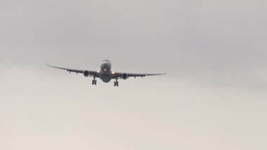 İniş için yaklaşan bir jet uçağı görüntüsü. Tanınmayan uçaklar uçar.