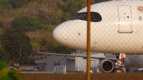 タイのプーケット 2023年2月16日 Juneyao AirエアバスA320Neo空港 プーケット空港のタクシーウェイ 観光と旅行のコンセプト — ストック動画