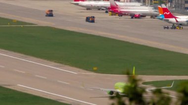 SOCHI, RUSSIA - 29 Temmuz 2022: Ticari uçak S7 Airlines Sochi havaalanından kalkıyor, arka görüş. Jet uçağı kalkıyor. Turizm ve seyahat kavramı