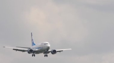 NOVOSIBIRSK, Rusya Federasyonu - 15 Temmuz 2022: Jet uçağı Boeing 737, Avia trafiğinin EX-37010 'u Tolmachevo havaalanına inmek üzere. Avia Trafik Şirketi Kırgız Havayolları. Seyahat kavramı