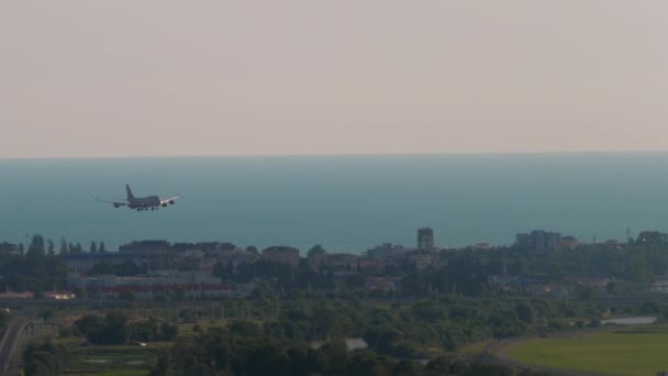 Siluet Pesawat Komersial Jumbo Jet Terbang Atas Kota Selama Matahari — Stok Video