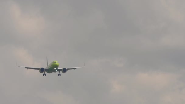 Samolot Cywilny Zbliża Się Lądowania Samolot Nierozpoznawalną Zieloną Liberią Schodzącą — Wideo stockowe