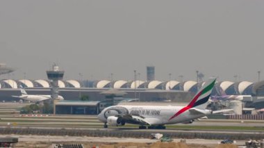 BANGKOK, THAILAND - Mart 01, 2023: Geniş gövdeli Airbus A380, Emirates Seyahati 'nden A6-EUY Suvarnabhumi Havalimanı' na indikten sonra frenleniyor. Dev uçakların sinematik görüntüleri.