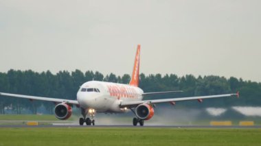 AMSTERDAM, NETHERLANDS - 24 Temmuz 2017: Airbus A320, Amsterdam Havaalanı 'ndan G-EZUL. Jetin kalkışının yan görüntüsü. Turizm ve seyahat kavramı