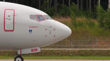 MOSCOW, Rusya Federasyonu - 28 Temmuz 2021: Sheremetyevo havaalanında taksicilik yapan ticari uçak Boeing 737 Rossiya. Yan görüş, taksiyoldaki ya da pistteki uçak