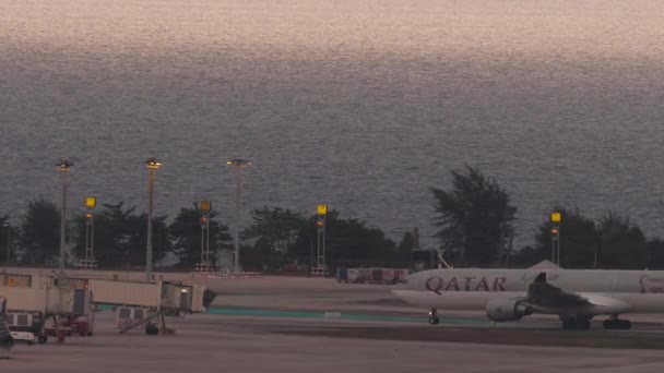 Phuket Tailandia Febrero 2023 Aviones Civiles Boeing 737 Qatar Airlines — Vídeo de stock