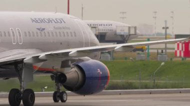 MOSCOW, Rusya Federasyonu - 28 Temmuz 2021: Airbus A320, Sheremetyevo havaalanı, yan görüş, orta çekim. Uçak taksisi, hava sahasında sis. Taşıma havacılığını kavra