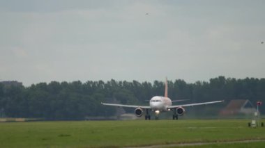 AMSTERDAM, NETHERLANDS - 25 Temmuz 2017: Airbus A320 Amsterdam Havaalanı 'ndan kalkacak. Jet kalkıyor. Turizm ve seyahat kavramı