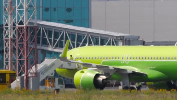 Novosibirsk Russian Federation Juli 2022 Flygplatspersonalens Ombordstigning Airlines Plan Passagerarplan — Stockvideo