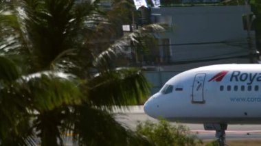 PHUKET, THAILAND - 28 Kasım 2019: Royal Flight uçağı, Phuket havaalanından havalanır. Jet yolcu uçağı uçup gitti, uzak ihtimal.