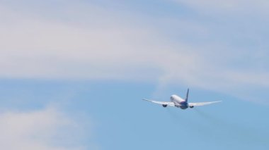 PHUKET, THAILAND - ŞUBAT 07, 2023: Azur Air 'in 767 sefer sayılı uçak, dikiz aynasından. Düşük ihtimal, jet uçağı havalanıyor. Uçak kalkıyor. Seyahat kavramı