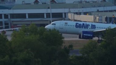 PHUKET, THAILAND - 27 Kasım 2019: Airbus A320 neo, GoAir VT-WGA Phuket havaalanına inmeden önce yaklaşıyor. Önce GoAir, Hindistan 'da ucuz havayolu. Turizm ve seyahat kavramı