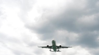 PHUKET, THAILAND - 27 Kasım 2019: Airbus A320-214, B-8872 Spring Airlines Phuket havaalanına indi. Sahilde uçan uçak görüntüsü. Turizm ve seyahat kavramı