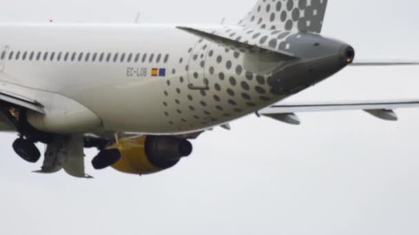 Amsterdam Netherlands 2017 Vueling 제트기가 암스테르담 공항에서 비행기 항공기는 착륙장 — 비디오