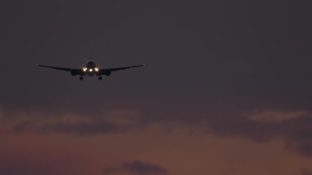Вид Спереди Пассажирский Самолет Приближается Посадке Ночью Кадры Реактивного Самолета — стоковое видео