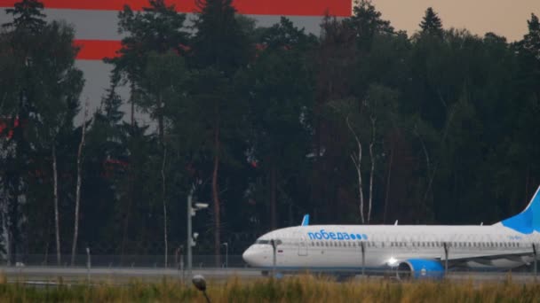 Moscow Russian Federation Juli 2021 Passagier Low Cost Luchtvaartmaatschappij Boeing — Stockvideo