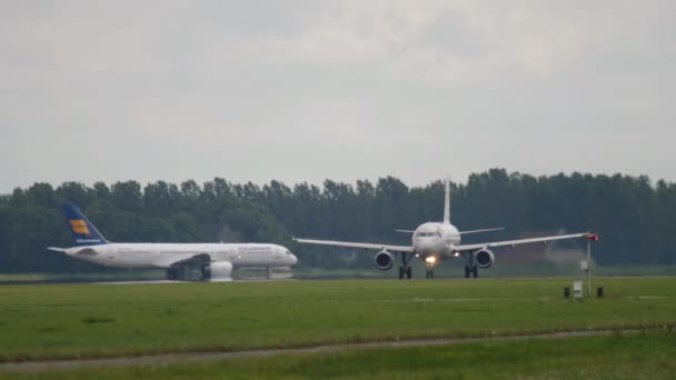 Amsterdam Netherlands Липня 2017 Цивільний Літак Нерозпізнаним Зльотом Аеропорту Схіпгол — стокове відео