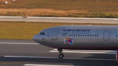 PHUKET, THAILAND - FEBRUARY 08, 2023: Airplane Airbus A330, RA-73785 Aeroflot 100 yıllık Livery Lixiing Phuket Havaalanı, orta çekim. Turizm seyahati kavramı