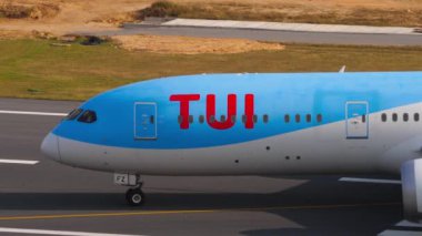PHUKET, THAILAND - 19 Şubat 2023: Yolcu uçağı Boeing 787 TUI Fly, Phuket Havaalanında taksicilik yapıyor. Taksiyolunda bir uçak vuruldu. Havaalanındaki uçak. Turizm ve seyahat kavramı