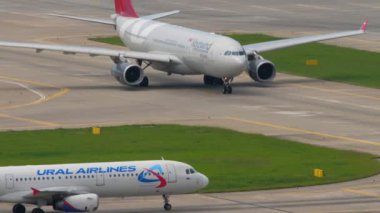 SOCHI, RUSSIA - AUGust 01, 2022: Airbus A330, RA-73270 Nordwind Havayolları, Sochi havaalanında taksicilik, ön görüş. Jet yolcu uçağı takside. Airbus A321-231, Ural Havayolları 'ndan RA-73841.