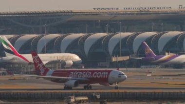 BANGKOK, THAILAND - 19 Ocak 2023: Suvarnabhumi Havaalanı 'ndan kalkan Airbus A330, AirAsia X' ten HS-XTI. Yolcu uçağı kalkıyor. AirAsia X Malezya Düşük maliyetli havayolu