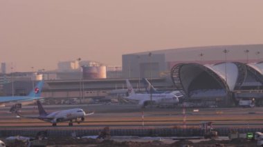 BANGKOK, THAILAND - 19 JANUARY 2023: Ticari uçak Airbus A320-232, HS-TXU (Tayland Gülümsemesi) Suvarnabhumi Havalimanı 'ndan havalanıyor. Yolcu uçuşu, yan görüş. Büyük, modern havaalanı