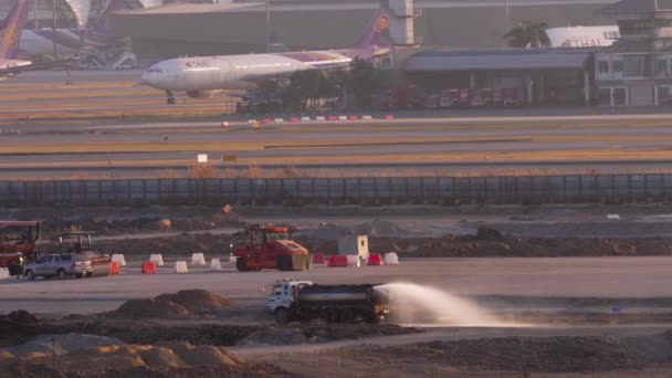 バンコク 2023年1月19日 スワンナプーム空港の飛行場 新しい滑走路の建設 道路表面のベースの準備 砂利の散水車 — ストック動画