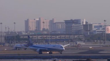 BANGKOK, THAILAND - 19 Ocak 2023: Boeing 787-10 Dreamliner, JA900A Suvarnabhumi Havaalanı 'ndan kalkıyor. Yolcu uçuşu, yan görüş. Büyük, modern havaalanı