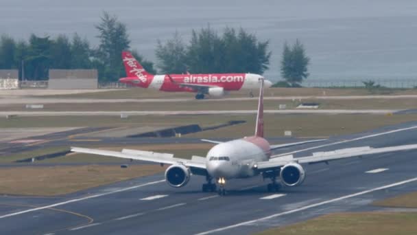 Phuket Thailand 2023年2月3日 飞马波音777客机在普吉机场着陆后刹车 Widebody飞机到达 飞得快 飞得快 跑道上的飞机 — 图库视频影像
