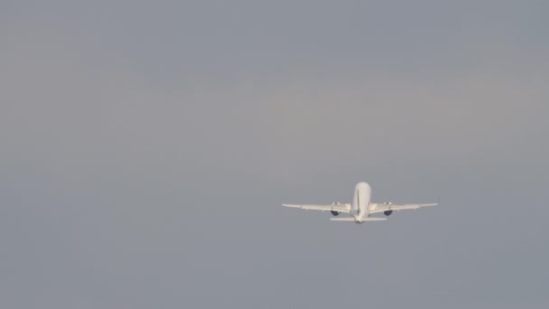 Wspinaczka Samolotów Samolot Pasażerski Odlatuje Widok Tyłu Startu Samolotu Opuszczenie — Wideo stockowe