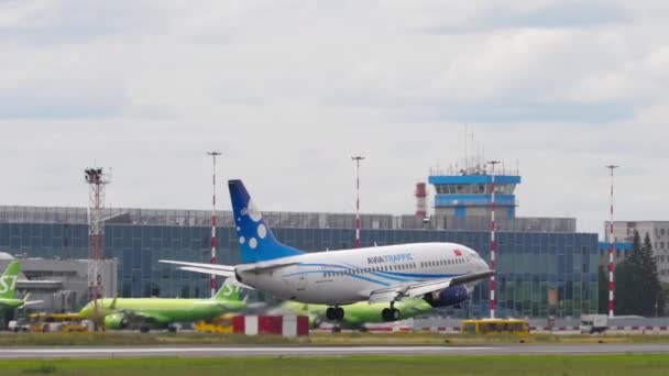 Novosibirsk Russian Fedation July 2022 慢慢地 Avia的波音737客机在托勒曼切沃机场着陆 碰碰和刹车 Avia Traffic — 图库视频影像