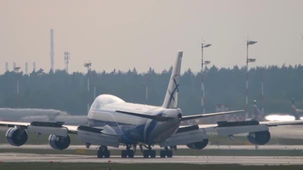Moscú Federación Rusa Julio 2021 Cargo Jumbo Jet Airbridgefrenado Carga — Vídeos de Stock